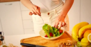 Ce alimente susțin un colon sănătos și ce obiceiuri afectează tranzitul intestinal?